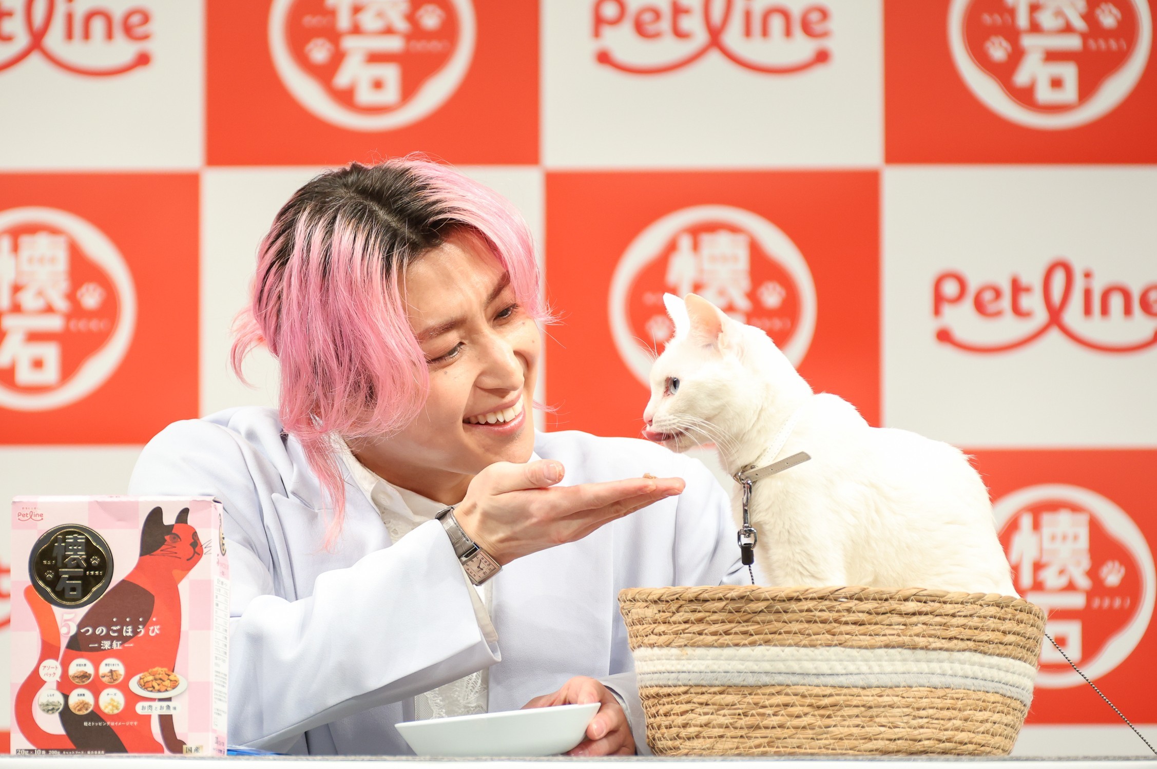 Snow Man・佐久間大介さんが「懐石」発表会に登壇！ワンちゃん・猫ちゃんとたわむれデレデレ