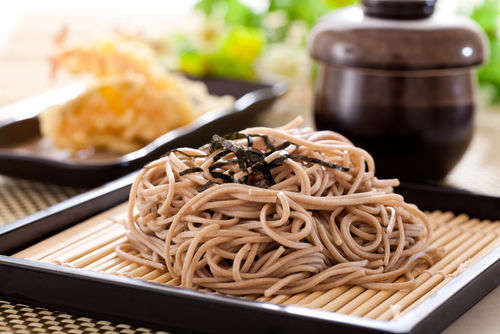 【獣医師監修】犬が蕎麦を食べても大丈夫?蕎麦の実やそば茶はOK?アレルギーは大丈夫?